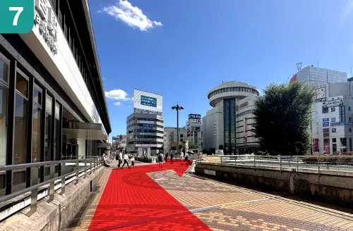 ❼ 大宮駅を左手側に直進後、左手側の西口と交差したら右に進みます。