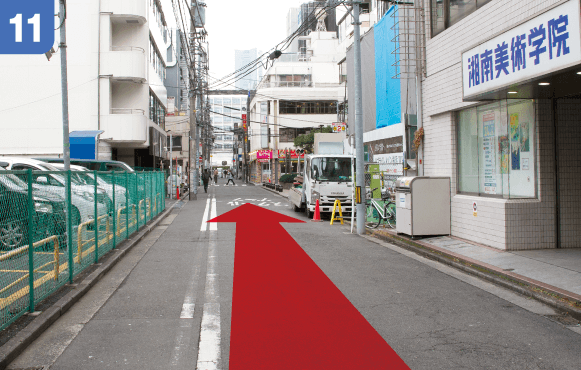 左手に駐車場、右手に湘南美術学院